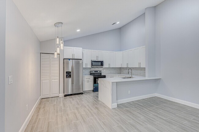 Building Photo - 1240 Summit Pl Cir