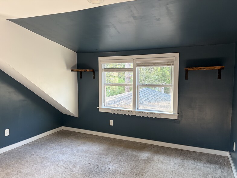 Building Photo - 1357 Lochland Rd SE