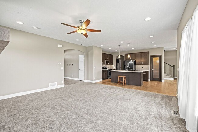 Building Photo - AVAILABLE NOW!