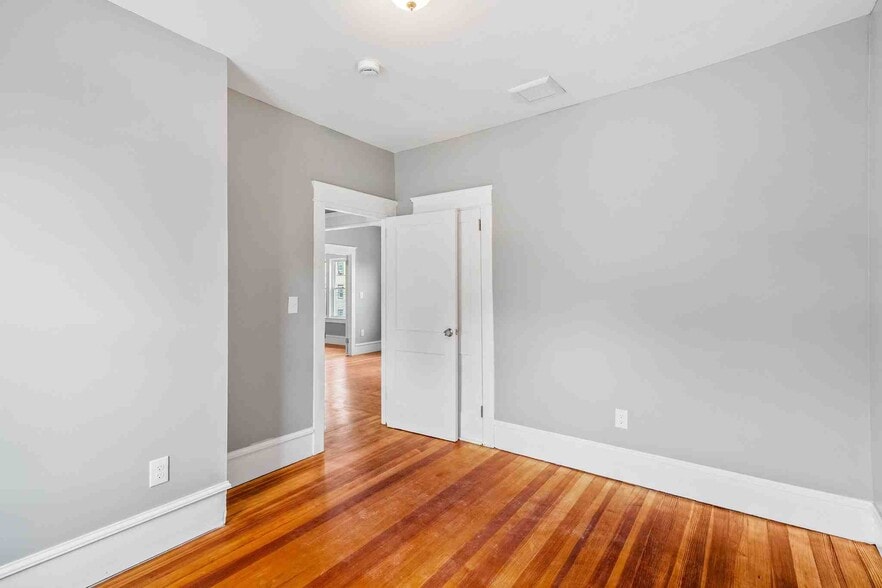 Building Photo - 100 Weetamoe St