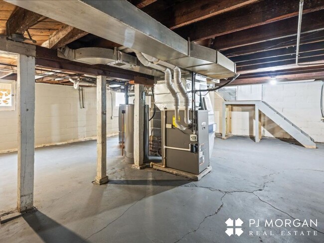 Building Photo - 3 bedroom 2 bath house in midtown! RENTAL ...