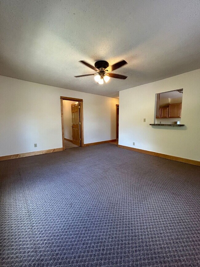 Building Photo - New On Market - 3 Bedroom, 1 Bathroom Duplex