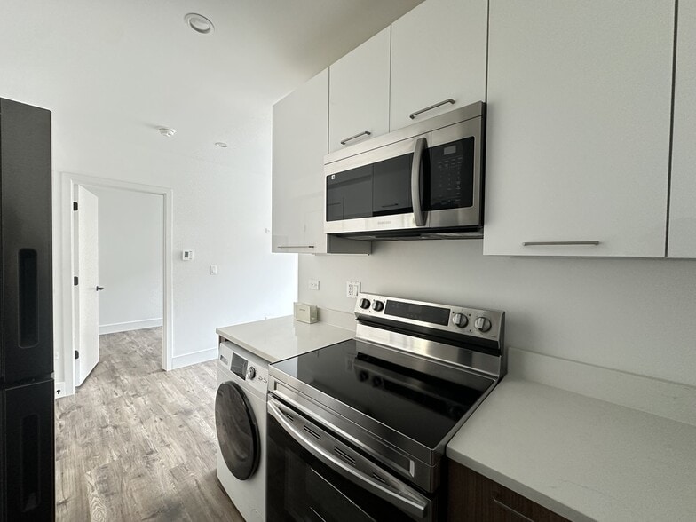Building Photo - 941 W Carmen Ave