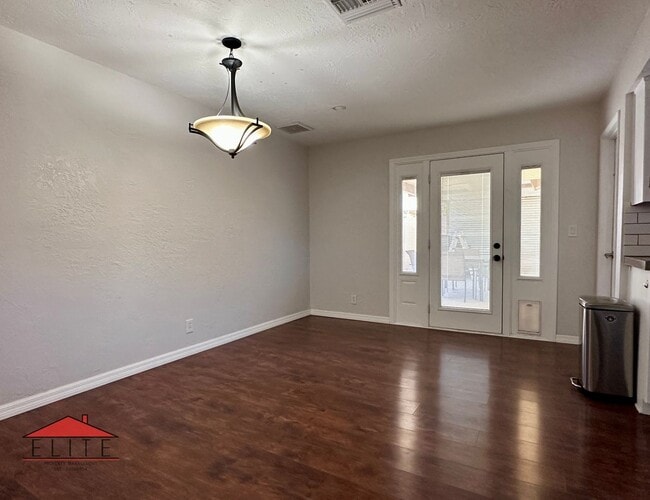 Building Photo - 224 Larkspur St