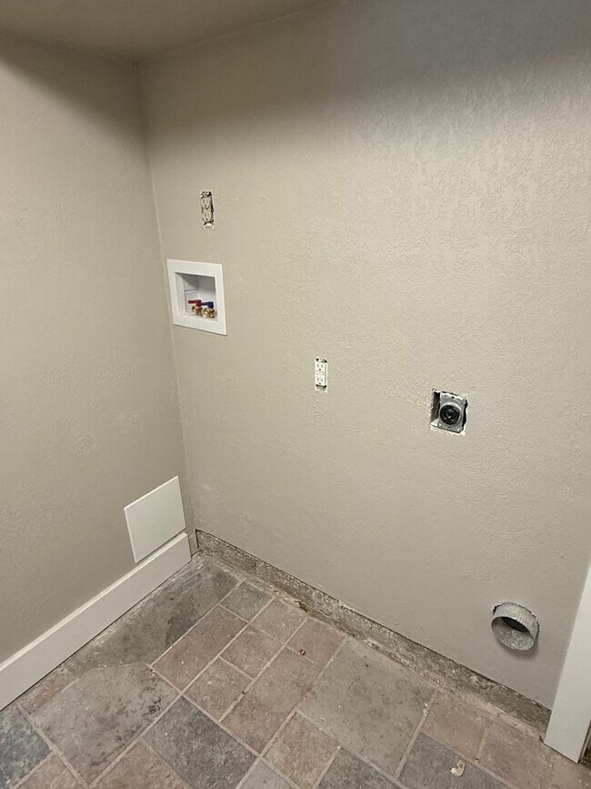 Building Photo - Beautifully remodeled home