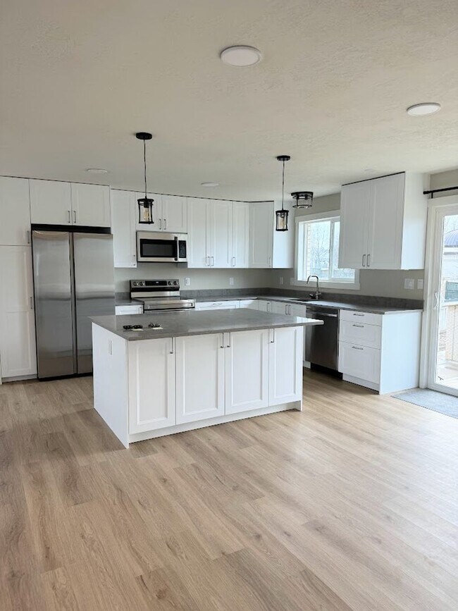 Building Photo - Beautiful remodeled home in Orem!