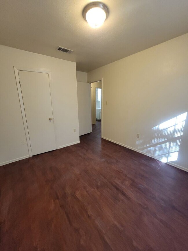 Building Photo - 8006 Hobbs Dr