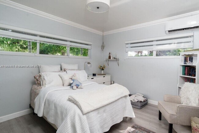 Building Photo - 1110 NE 100th St