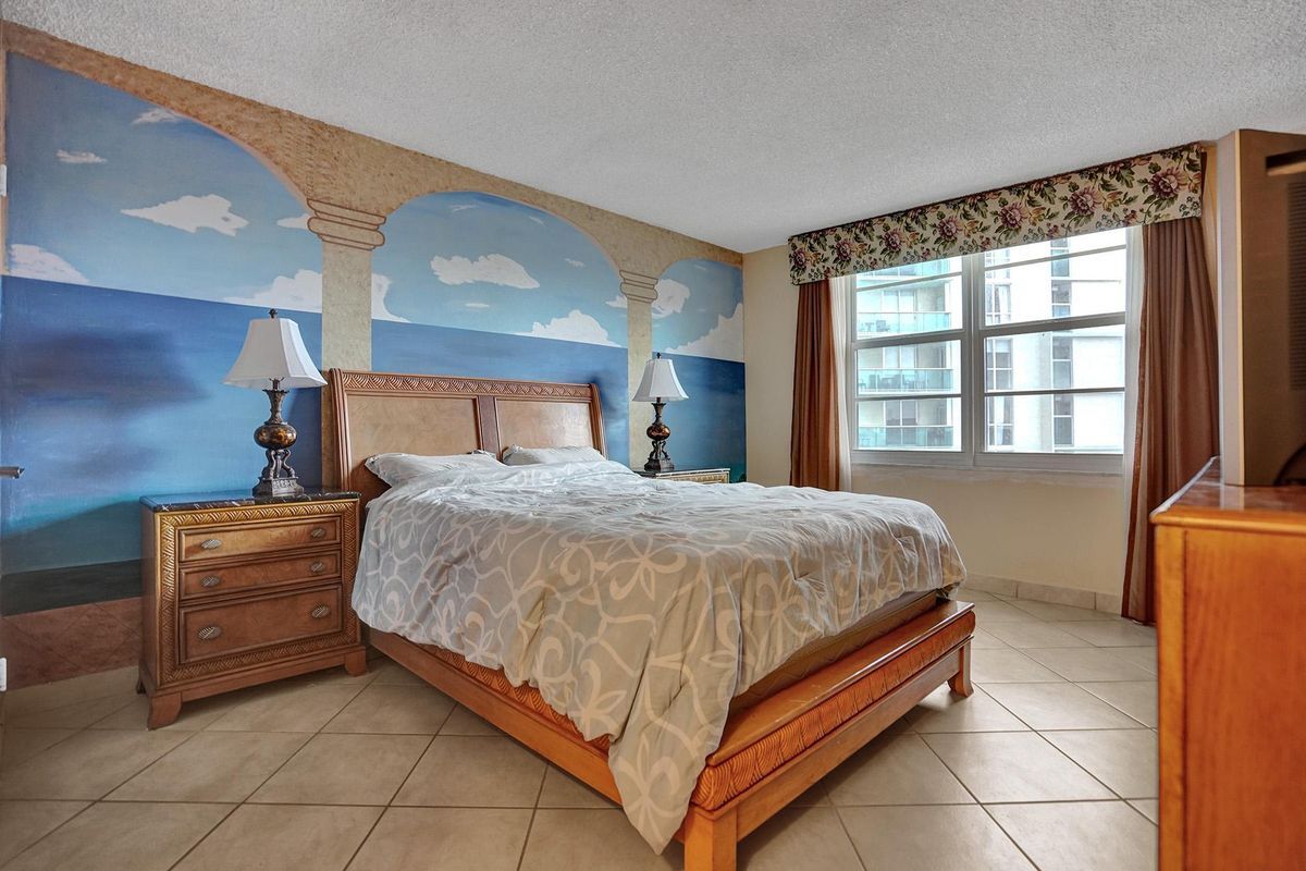Building Photo - 3725 S Ocean Dr