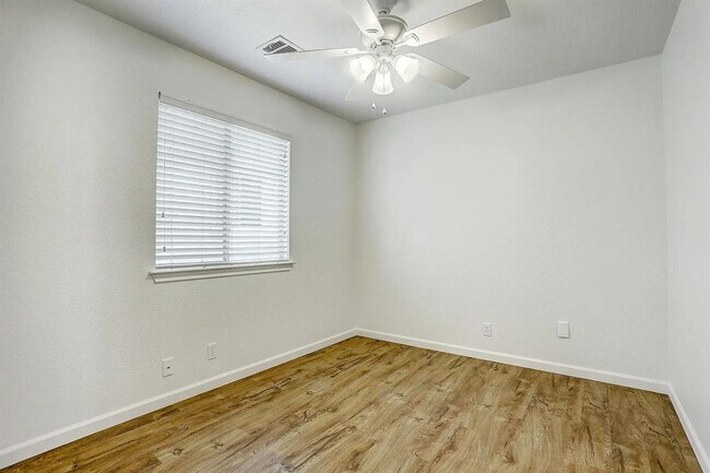 Building Photo - 207 Tolcarne Dr