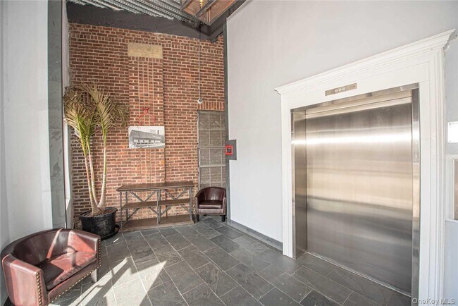 Building Photo - 2-2F Stewart Ave