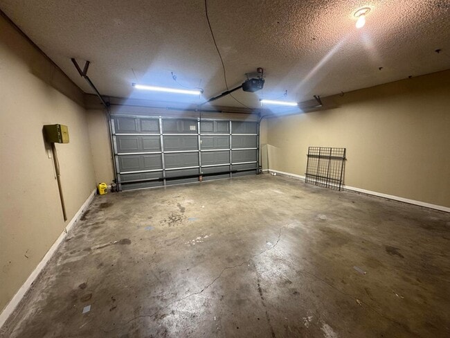 Building Photo - 2113 Selma Dr