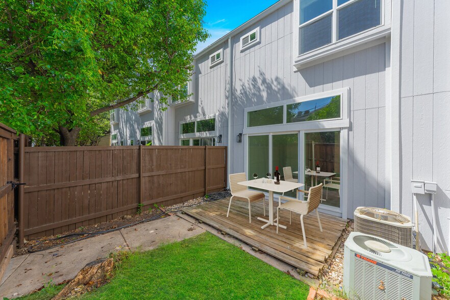 VIRTUALLY STAGED - 2815 Welborn St