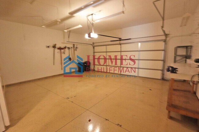 Building Photo - Three Bedroom | Two Bathroom | Newburgh