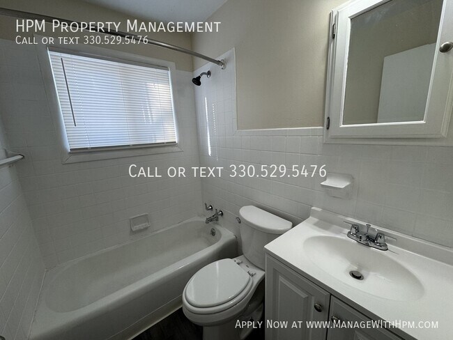 Building Photo - 1325 Vermont Pl NE