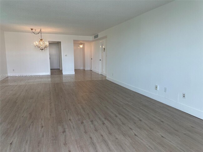 Building Photo - 9501 E Bay Harbor Dr