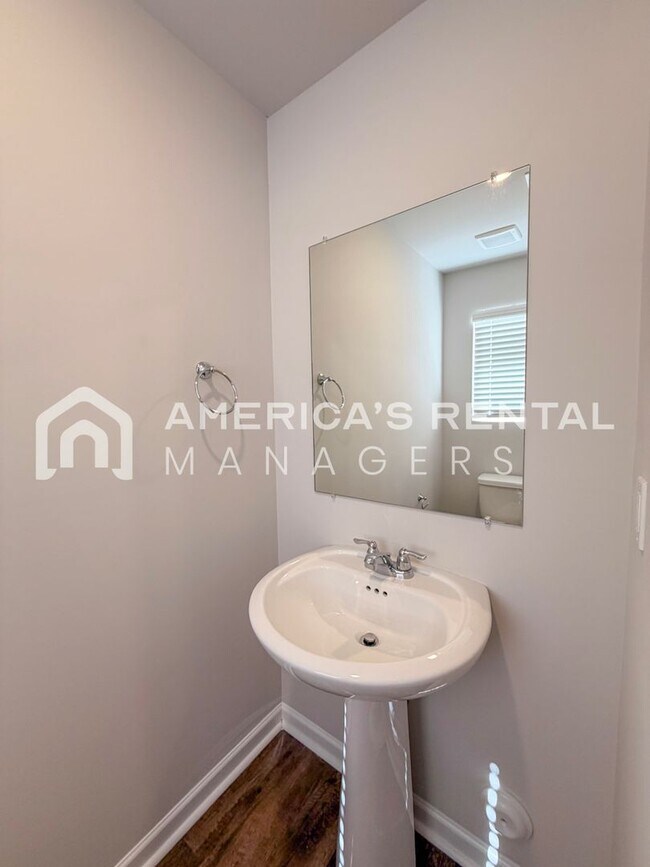 Building Photo - Bright and Spacious Lincoln Townhome for R...