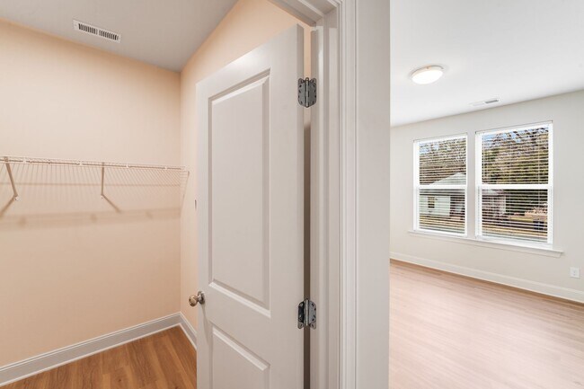 Building Photo - 645 Brookwood St