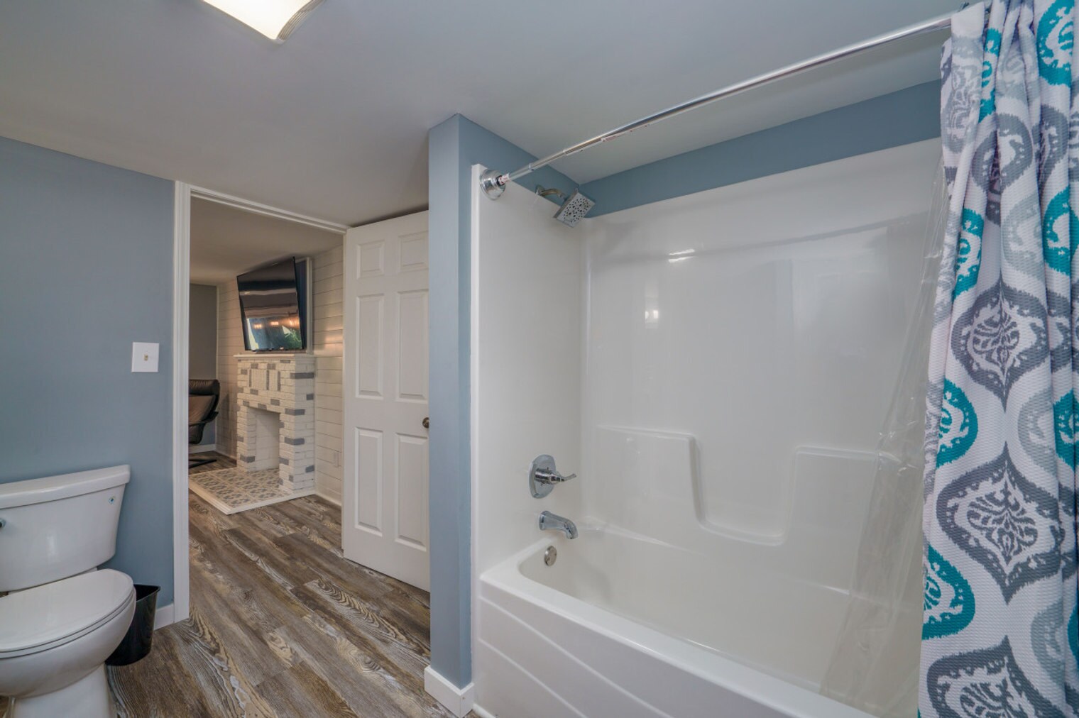 Building Photo - 5571 N Chagrin Dr