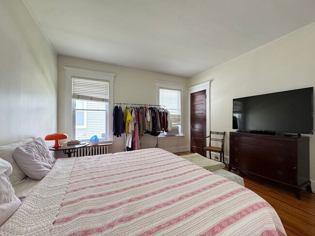 Building Photo - Spacious 2-Bedroom, 2-Bath in East Rock – Newly Renovated!