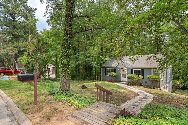 Building Photo - Charming Pet-Friendly Chapel Hill Cottage Minutes from UNC