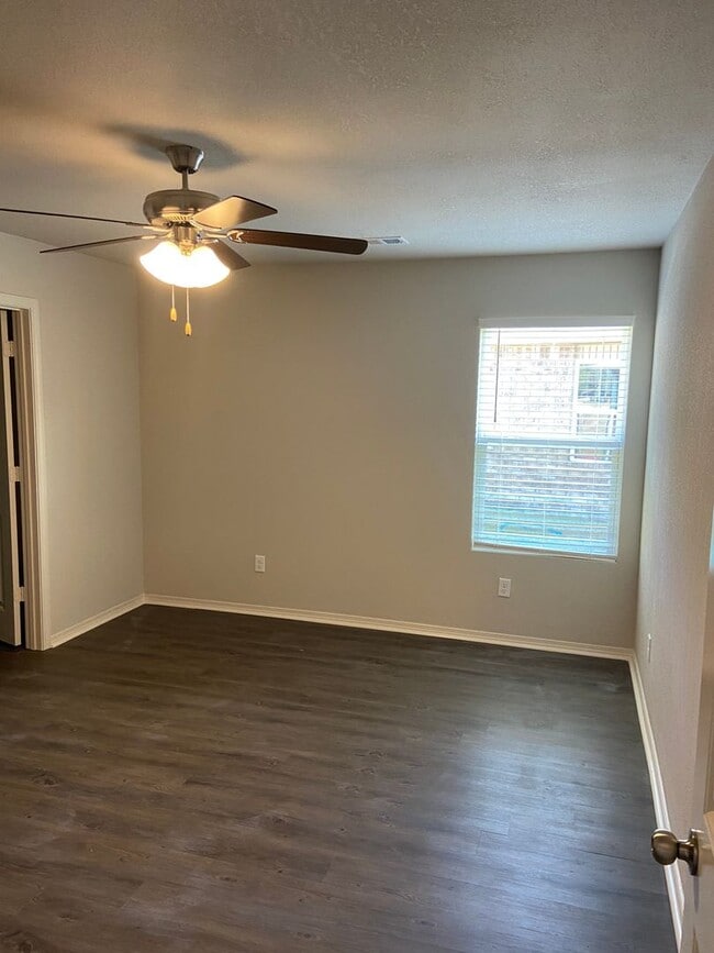 Building Photo - Fairview Haven Preleasing — 3 Bedroom, 2 Bath Home