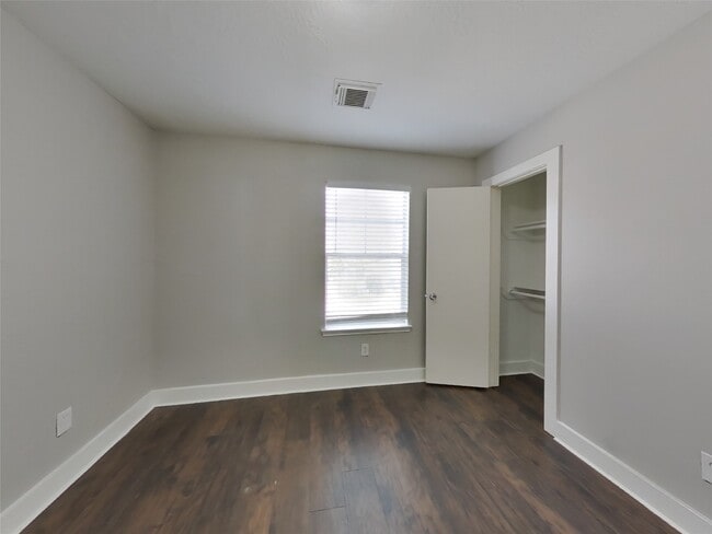 Building Photo - 21899 Pinewilde Ct