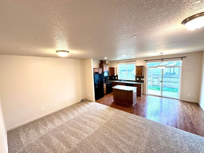 Building Photo - Beautiful 3 Bd 2.5 Ba Town Home by Vancouver Mall