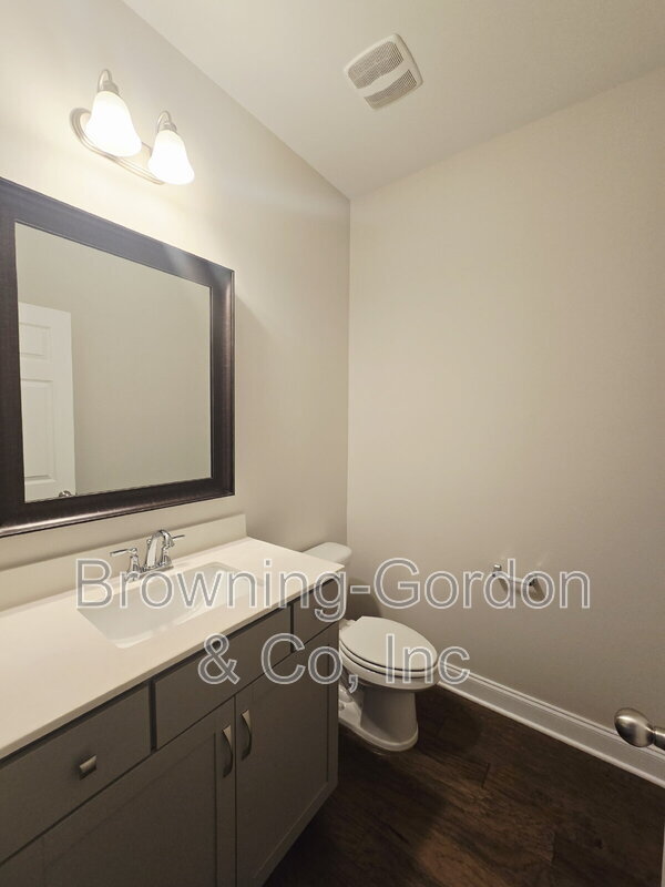 Building Photo - 554 Oakvale Ln