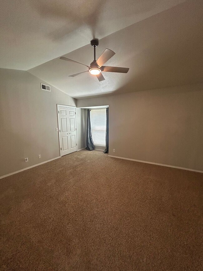 Building Photo - Fabulous townhouse in a private and quiet ...