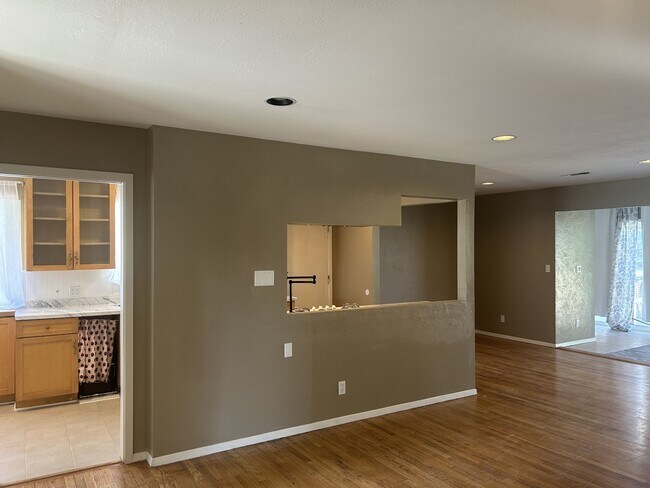 Building Photo - 137 Las Flores Ave