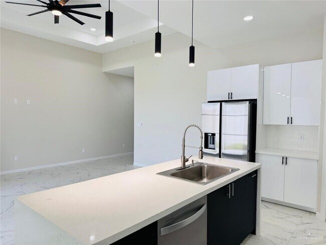 Building Photo - 1020 W Solaris Ln