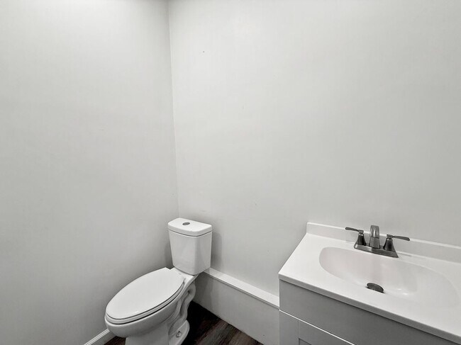 Building Photo - 442 Lightcap St