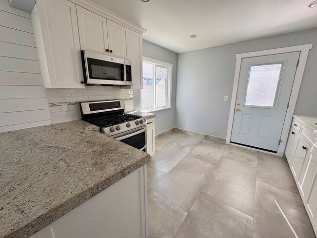 Building Photo - Bright and fresh Lawndale front house