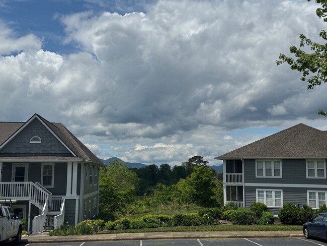 Building Photo - West AVL - Beautifully Updated Townhouse