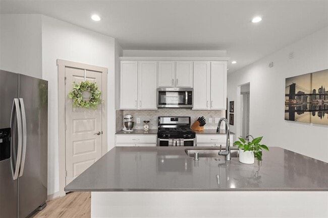 Building Photo - 2709 Golden Palms Ln