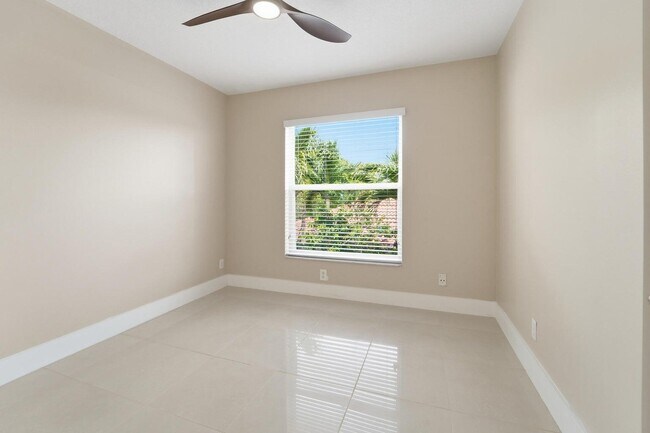 Building Photo - 1780 Pierside Cir