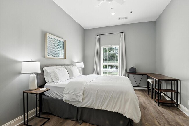 Building Photo - North Thomas 472-492