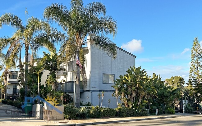 Building Photo - 2 bedroom 1/5 bath in the Village and walk...
