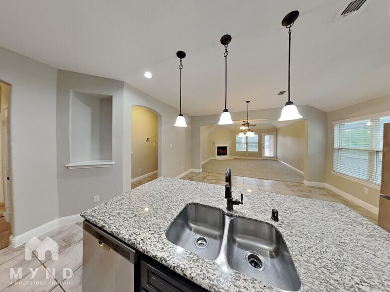 Building Photo - 405 Bentley Dr