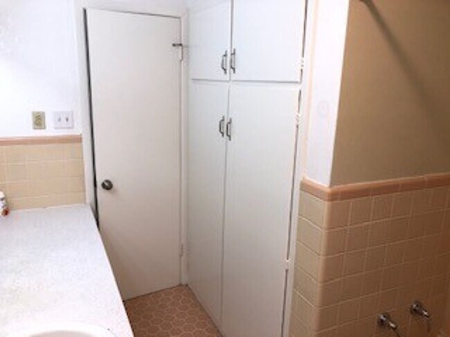 Building Photo - Immaculate home in Broadmoor