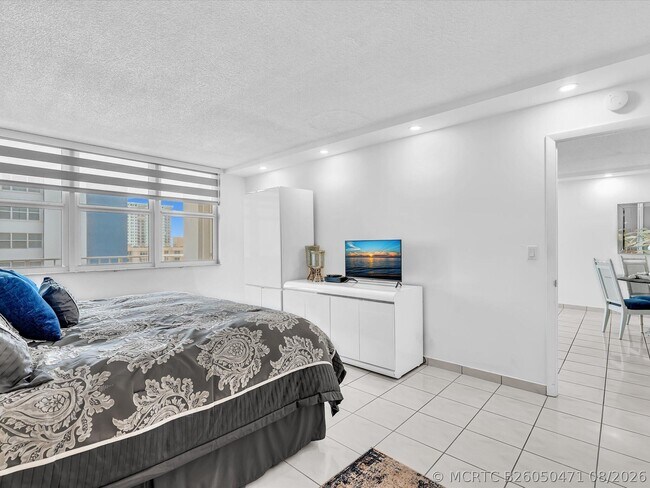 Building Photo - 1410 S Ocean Dr