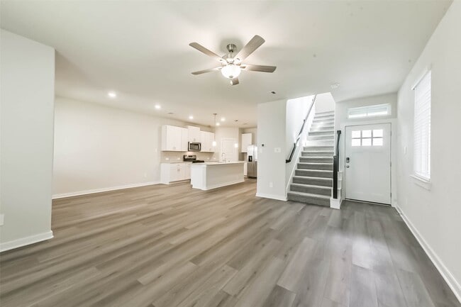 Building Photo - 583 Avisa Dr