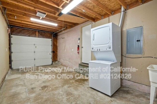 Building Photo - 3054 Nile St