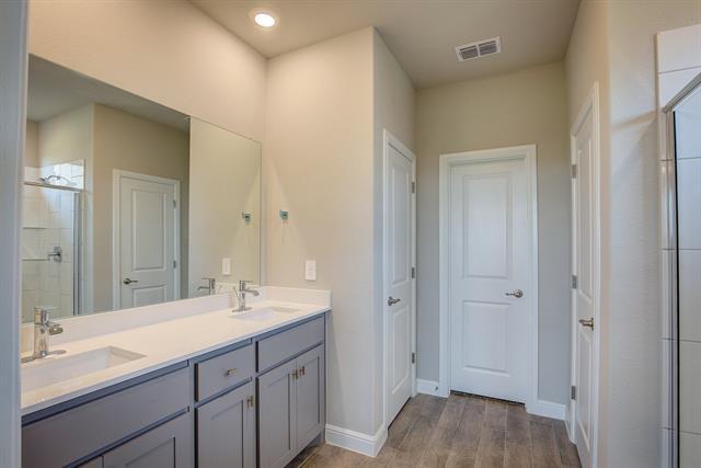 Building Photo - 2213 Dyre Dr