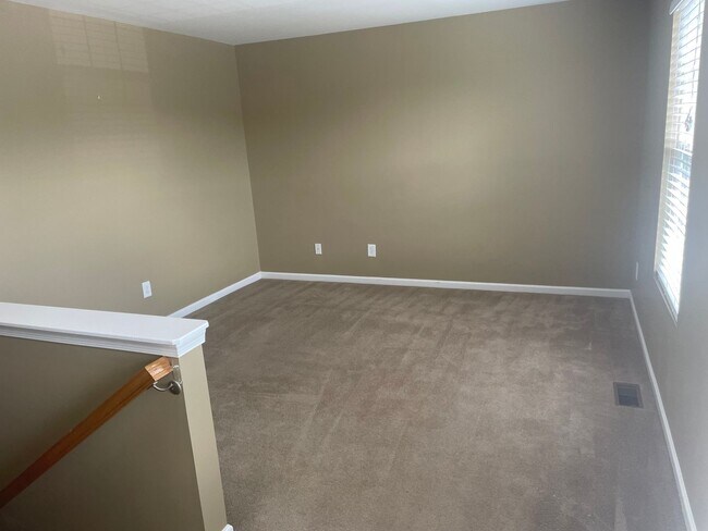 Building Photo - Large 3 Bedroom/2.5 Bath/Bonus/Florida Room