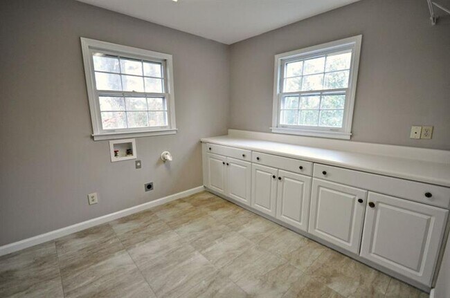 Building Photo - 4060 Summit Dr