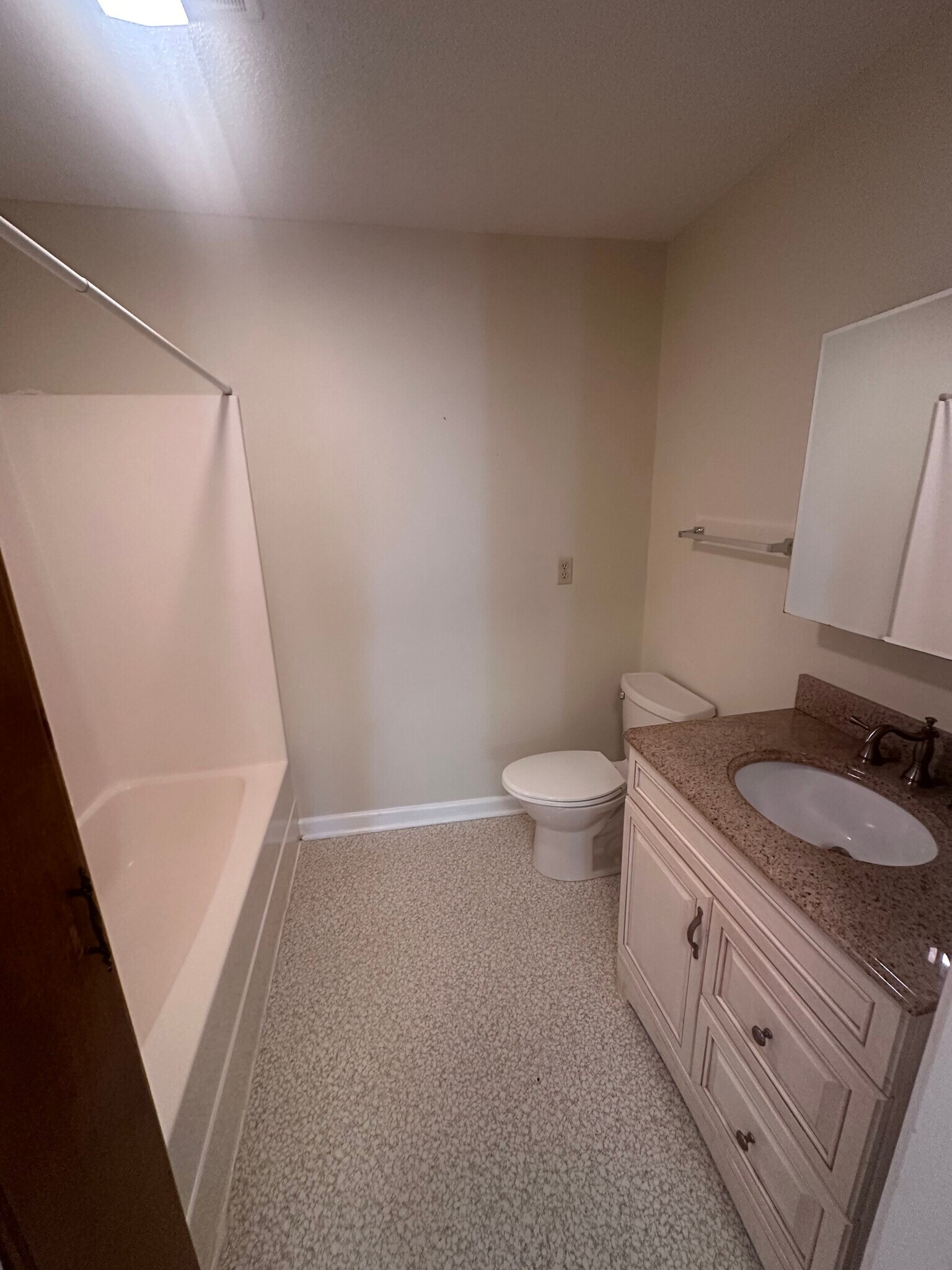 Full bathroom - 502 E Tombigbee St