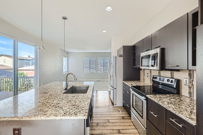 Building Photo - Amazing 4BR, 3BTH in Highlands Ranch