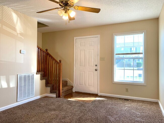 Building Photo - 811 Flyer Ct